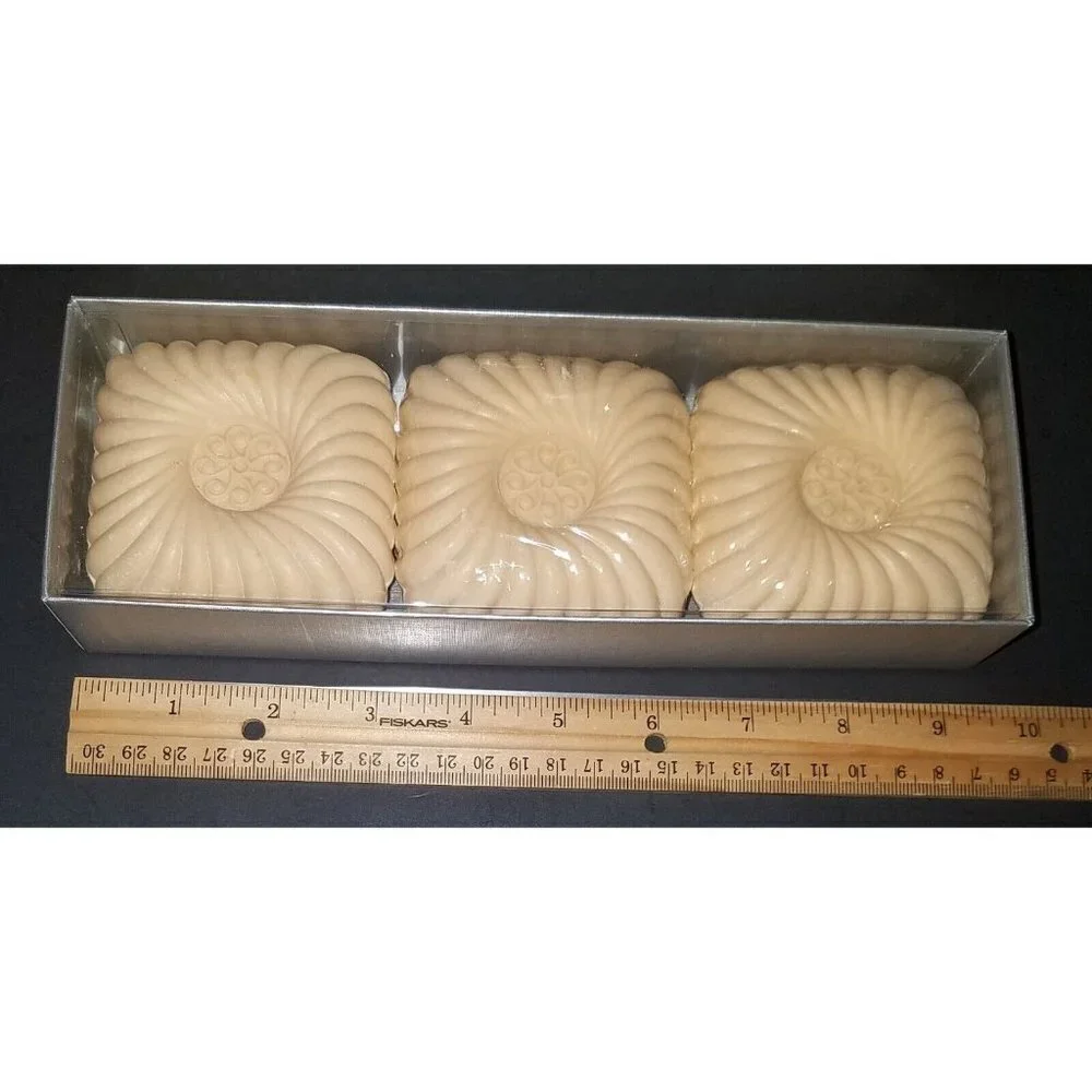 VTG Bloomingdale's Scented Beige Sandalwood 3 Cakes Soap NEW OLD STOCK in box